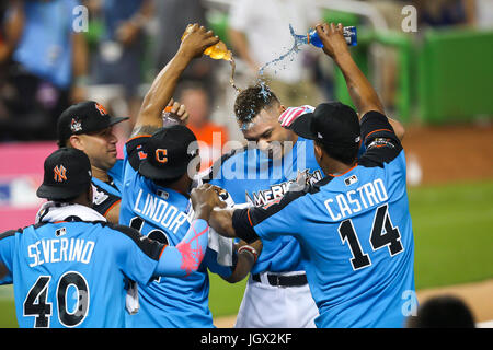 Miami, Florida, USA. 10. Juli 2017. WILL VRAGOVIC | Times.New York Yankees Outfielder Aaron Judge (99) bekommt mit Gatorade übergossen, nach dem Gewinn der Home Run Derby im Marlins Park in Miami, Florida am Montag, 10. Juli 2017. Bildnachweis: Willen Vragovic/Tampa Bay Times / ZUMA Draht/Alamy Live News Stockfoto