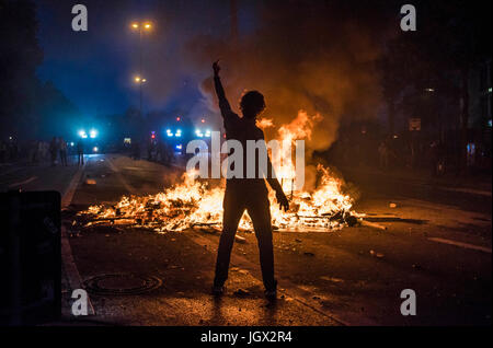 Hamburg, Deutschland. 7. Juli 2017. Ein Demonstrant steht vor dem brennenden Barrikade. Gewalttätige Demonstrationen gegen die Gruppe von 20 Gipfel führte zu Auseinandersetzungen zwischen Polizei und Demonstranten in der zweiten Nacht in Folge. Bildnachweis: Daniel Dohlus/ZUMA Draht/Alamy Live-Nachrichten Stockfoto