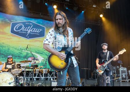 Milwaukee, Wisconsin, USA. 9. Juli 2017. ANTHONY LOGERFO, LUKAS NELSON und COREY MCCORMICK Lukas Nelson & Versprechen des realen tritt bei Henry Maier Festival Park beim Sommerfest in Milwaukee, Wisconsin Credit: Daniel DeSlover/ZUMA Draht/Alamy Live News Stockfoto