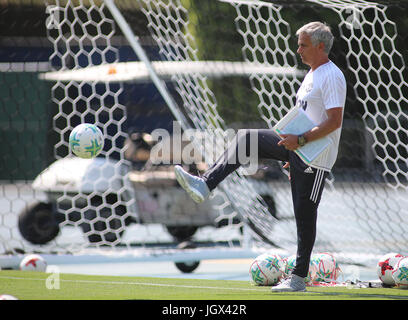 Los Angeles, USA. 10. Juli 2017. Jose Mourinho, Manager von Manchester United kickt den Ball während einer Trainingseinheit am Campus der UCLA in Los Angeles, USA, 10. Juli 2017. Manchester United wird L.A. Galaxy am 15. Juli zu ihrer US-Tour beginnen zu stellen. Bildnachweis: Javier Rojas/Xinhua/Alamy Live-Nachrichten Stockfoto