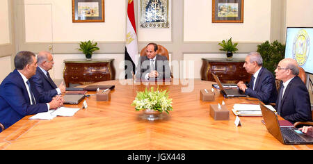 Kairo, Ägypten. 10. Juli 2017. Der ägyptische Präsident Abdel Fattah al-Sisi, trifft sich mit Premierminister Sharif Ismail, in Kairo, Ägypten, am 10. Juli 2017 Credit: ägyptische Präsident Büro/APA Bilder/ZUMA Draht/Alamy Live News Stockfoto