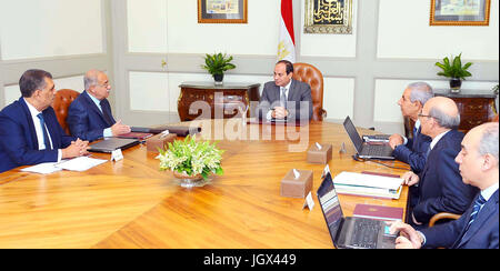 Kairo, Ägypten. 10. Juli 2017. Der ägyptische Präsident Abdel Fattah al-Sisi, trifft sich mit Premierminister Sharif Ismail, in Kairo, Ägypten, am 10. Juli 2017 Credit: ägyptische Präsident Büro/APA Bilder/ZUMA Draht/Alamy Live News Stockfoto