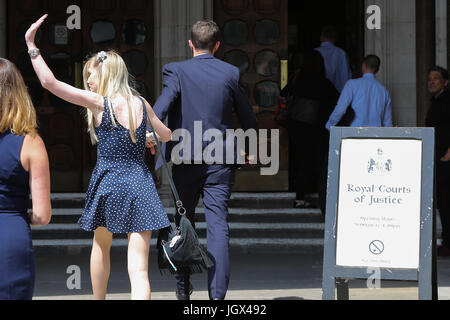 High Court. London, UK. 10. Juli 2017. Die Eltern von Charlie Gard, Connie Yates und Chris Gard kommt vor dem High Court. Das Gericht wird über den Fall Donnerstag 13 Juli entscheiden. Bildnachweis: Dinendra Haria/Alamy Live-Nachrichten Stockfoto