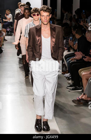 New York City, USA. 10. Juli 2017.  Modelle laufen die Start-und Landebahn bei Todd Snyder Show während der New York Fashion Woche Herren s/s 2018 an Cadilac Haus Kredit: Ovidiu Hrubaru/Alamy Live News Stockfoto