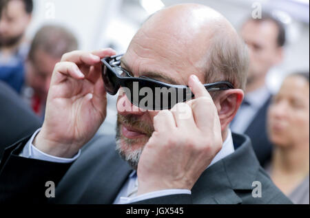 München, Deutschland. 11. Juli 2017. Der SPD Kanzlerkandidat und Chef der Partei Martin Schulz (R) trägt Schutzbrille bei einem Besuch in das öffentlich Familienunternehmen München City Dienstleistungen in München, Deutschland, 11. Juli 2017. Schulz ist der Freistaat Bayern im Rahmen einer Sommerreise gerade auf Tournee. Foto: Kay Nietfeld/Dpa/Alamy Live News Stockfoto