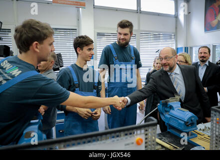 München, Deutschland. 11. Juli 2017. Der SPD Kanzlerkandidat und Chef der Partei Martin Schulz (R) schüttelt die Hand eines Auszubildenden bei einem Besuch in das öffentlich Familienunternehmen München City Dienstleistungen in München, Deutschland, 11. Juli 2017. Schulz ist der Freistaat Bayern im Rahmen einer Sommerreise gerade auf Tournee. Foto: Kay Nietfeld/Dpa/Alamy Live News Stockfoto