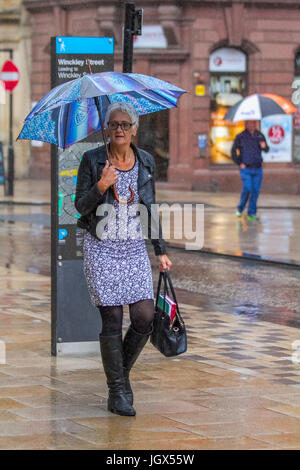 Preston, Lancashire, UK. Großbritannien Wetter. 11. Juli 2017. Starker und anhaltender Regen in der Stadt, mit einer Prognose für etwas Sonnenschein gefolgt von weiteren kräftigen Schauern. Kredite; MediaWorldImages/AlamyLiveNews Stockfoto