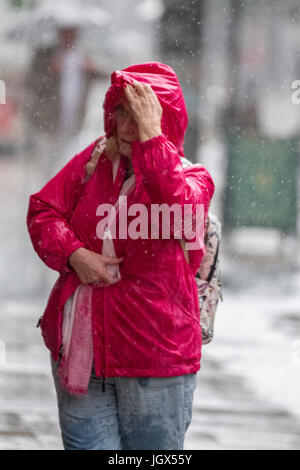 Preston, Lancashire, UK. Großbritannien Wetter. 11. Juli 2017. Starker und anhaltender Regen in der Stadt, mit einer Prognose für etwas Sonnenschein gefolgt von weiteren kräftigen Schauern. Kredite; MediaWorldImages/AlamyLiveNews Stockfoto