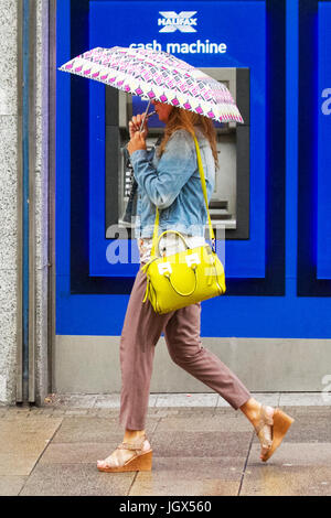 Preston, Lancashire, UK. Großbritannien Wetter. 11. Juli 2017. Starker und anhaltender Regen in der Stadt, mit einer Prognose für etwas Sonnenschein gefolgt von weiteren kräftigen Schauern. Kredite; MediaWorldImages/AlamyLiveNews Stockfoto