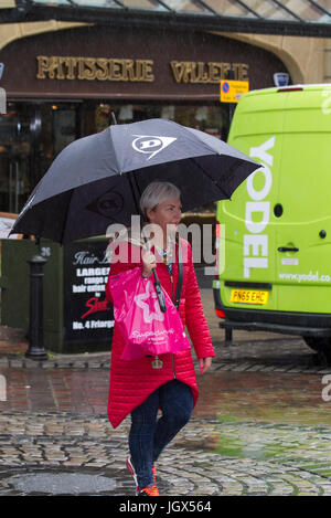 Preston, Lancashire, UK. Großbritannien Wetter. 11. Juli 2017. Starker und anhaltender Regen in der Stadt, mit einer Prognose für etwas Sonnenschein gefolgt von weiteren kräftigen Schauern. Kredite; MediaWorldImages/AlamyLiveNews Stockfoto