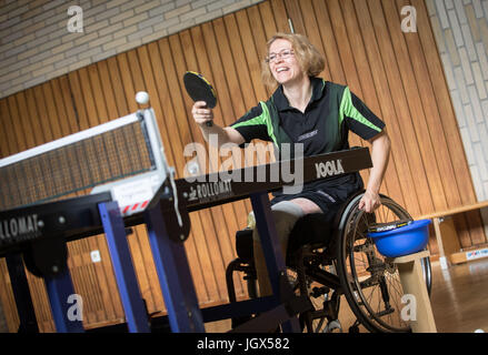 Laurence Taburet, Mitglied der Rollstuhl Sport Club (RSC), spielt Tischtennis in der Sporthalle in der BGU-Unfall-Klinik in Frankfurt Am Main, Deutschland, 30. Juni 2017. Der Verein feiert sein 50-jähriges bestehen. Er organisiert, Bogenschießen, Schwimmen und Rollstuhl Tanzveranstaltungen sowie Tischtennis. Foto: Frank Rumpenhorst/dpa Stockfoto