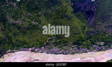 (170711)--CHONGQING, 11. Juli 2017 (Xinhua)--Foto aufgenommen am 27. Juni 2017 zeigt eine Luftaufnahme des Ningchang alte Stadt Wuxi, Südwest-China Chongqing Stadtbezirk. Die Geschichte der lokalen Salzproduktion hier kann an historischen Aufzeichnungen zufolge vor über 4.000 Jahren zurückverfolgt werden. Sole-Gruben in Wuxi diente als eine wichtige Quelle der Salzgewinnung in der drei-Schluchten-Gebiet. Die alten Salz-Handel Straße, die von Osten Sichuan, jetzt Osten Chongqing, gestartet und lief durch Chinas Hinterland, diente als ein wichtiger Träger der wirtschaftlichen und kulturellen Austausch in den Beitritt Regionen von Hubei, Stockfoto