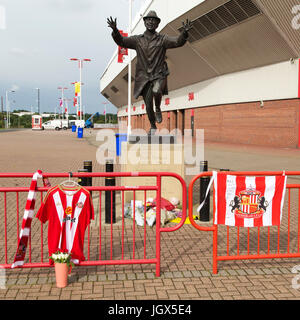 Sunderland, Vereinigtes Königreich. 11. Juli 2017. Hommagen an Bradley Lowery von Bob Stokoe Statue außerhalb das Stadium of Light in Sunderland, England. Lowery, ein Fan des Fußballclubs Sunderland, starb im Alter von sechs Jahren aus Neuroblastom, eine seltene Form von Krebs im Kindesalter. Stille Ehrungen wurden auch durch den Haupteingang zum Stadion angelegt. Bildnachweis: Stuart Forster/Alamy Live-Nachrichten Stockfoto