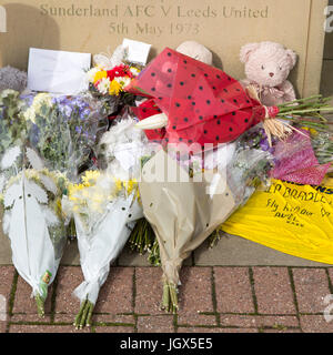 Sunderland, Vereinigtes Königreich. 11. Juli 2017. Hommagen an Bradley Lowery von Bob Stokoe Statue außerhalb das Stadium of Light in Sunderland, England. Lowery, ein Fan des Fußballclubs Sunderland, starb im Alter von sechs Jahren aus Neuroblastom, eine seltene Form von Krebs im Kindesalter. Stille Ehrungen wurden auch durch den Haupteingang zum Stadion angelegt. Bildnachweis: Stuart Forster/Alamy Live-Nachrichten Stockfoto