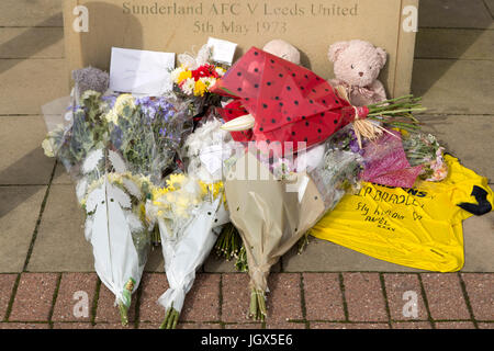 Sunderland, Vereinigtes Königreich. 11. Juli 2017. Hommagen an Bradley Lowery von Bob Stokoe Statue außerhalb das Stadium of Light in Sunderland, England. Lowery, ein Fan des Fußballclubs Sunderland, starb im Alter von sechs Jahren aus Neuroblastom, eine seltene Form von Krebs im Kindesalter. Stille Ehrungen wurden auch durch den Haupteingang zum Stadion angelegt. Bildnachweis: Stuart Forster/Alamy Live-Nachrichten Stockfoto