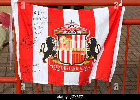 Sunderland, Vereinigtes Königreich. 11. Juli 2017. Hommagen an Bradley Lowery außerhalb im Stadion des Lichts in Sunderland, England. Lowery, ein Fan des Fußballclubs Sunderland, starb im Alter von sechs Jahren aus Neuroblastom, eine seltene Form von Krebs im Kindesalter. Bildnachweis: Stuart Forster/Alamy Live-Nachrichten Stockfoto