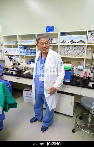 Seoul, Korea Nobelkarossen. 26. Juni 2017. Südkoreanische Klonen Pionier Hwang Woo-Suk im Labor der Sooam Biotech Research Foundation in Seoul, Korea Nobelkarossen, 26. Juni 2017. Foto: Dirk Godder/Dpa/Alamy Live-Nachrichten Stockfoto