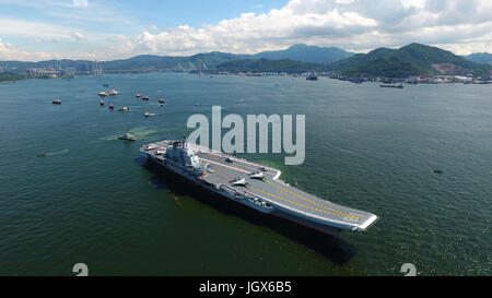 Hong Kong, China. 11. Juli 2017. Chinas erster Flugzeugträger, Liaoning, verlässt nach Umhüllung, einem fünftägigen Besuch an der Hong Kong spezielle Administrative Region (SAR), Süd-China, 11. Juli 2017. Eine Abschiedszeremonie hielt den Ngong Shuen Chau Barracks der Volksbefreiungsarmee (PLA) Hong Kong Garnison das Volk die Regierung der Sonderverwaltungsregion Hongkong. Bildnachweis: Zeng Tao/Xinhua/Alamy Live-Nachrichten Stockfoto