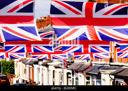 Die Straße in Belfast ist in Union Flags für die jährlichen Feierlichkeiten am 12. Juli dekoriert Stockfoto