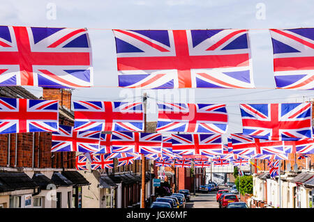 Belfast, Nordirland, Irland. 11. Juli 2017. Die Moorgate Street in East Belfast ist in Union Flags für die jährlichen Feierlichkeiten am 12. Juli dekoriert. Stockfoto