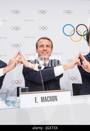 Lausanne, Schweiz. 11. Juli 2017. Der französische Präsident Emmanuel Macron posiert für Fotos während einer Pressekonferenz nach der Präsentation der Stadt Paris 2024 Kandidat Einweisung für Internationale Olympische Komitee (IOC) Mitglieder an der SwissTech Convention Centre in Lausanne, Schweiz, 11. Juli 2017. Bildnachweis: Xu Jinquan/Xinhua/Alamy Live-Nachrichten Stockfoto