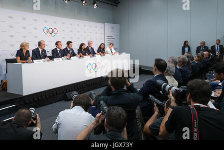 Lausanne, Schweiz. 11. Juli 2017. Der französische Präsident Emmanuel Macron (3. L), Paris 2024 Olympischen bieten Co-Präsident Tony Estanguet (4 L) an eine Pressekonferenz nach der Präsentation der Stadt Paris 2024 Kandidat Einweisung für Internationale Olympische Komitee (IOC) Mitglieder an der SwissTech Convention Centre in Lausanne, Schweiz, 11. Juli 2017 teilnehmen. Bildnachweis: Xu Jinquan/Xinhua/Alamy Live-Nachrichten Stockfoto