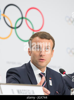 Lausanne, Schweiz. 11. Juli 2017. Der französische Präsident Emmanuel Macron hält eine Pressekonferenz nach der Präsentation der Stadt Paris 2024 Kandidat Einweisung für Internationale Olympische Komitee (IOC) Mitglieder an der SwissTech Convention Centre in Lausanne, Schweiz, 11. Juli 2017. Bildnachweis: Xu Jinquan/Xinhua/Alamy Live-Nachrichten Stockfoto