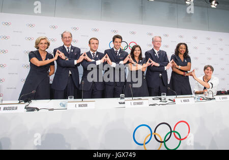 Lausanne, Schweiz. 11. Juli 2017. Der französische Präsident Emmanuel Macron (3. L), Paris 2024 Olympischen bieten Co-Präsident Tony Estanguet (4 L) an eine Pressekonferenz nach der Präsentation der Stadt Paris 2024 Kandidat Einweisung für Internationale Olympische Komitee (IOC) Mitglieder an der SwissTech Convention Centre in Lausanne, Schweiz, 11. Juli 2017 teilnehmen. Bildnachweis: Xu Jinquan/Xinhua/Alamy Live-Nachrichten Stockfoto