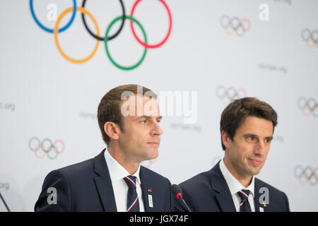 Lausanne, Schweiz. 11. Juli 2017. Französischer Präsident Emmanuel Macron (L) und Paris 2024 Olympischen Angebot Co-Präsident Tony Estanguet abhalten eine Pressekonferenz, nach der Präsentation der Stadt Paris 2024 Kandidat Einweisung für Internationale Olympische Komitee (IOC) Mitglieder an der SwissTech Convention Centre in Lausanne, Schweiz, 11. Juli 2017. Bildnachweis: Xu Jinquan/Xinhua/Alamy Live-Nachrichten Stockfoto