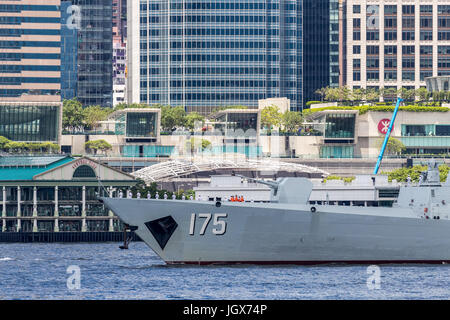 Victoria Harbour, Hongkong. 11. Juni 2017. Yinchuan (Nr. 175) Flugkörper Zerstörer Acrossed Victoria Hafen von Hong Kong Rückkehr Marinestützpunkt im Festland China. Bildnachweis: Ernst Tse/Alamy Live News Bildnachweis: Ernst Tse/Alamy Live-Nachrichten Stockfoto