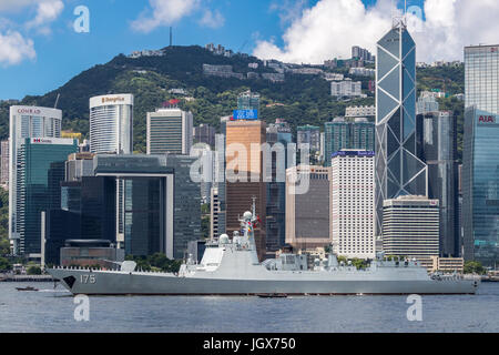 Victoria Harbour, Hongkong. 11. Juni 2017. Yinchuan (Nr. 175) Flugkörper Zerstörer Acrossed Victoria Hafen von Hong Kong Rückkehr Marinestützpunkt im Festland China. Bildnachweis: Ernst Tse/Alamy Live News Bildnachweis: Ernst Tse/Alamy Live-Nachrichten Stockfoto