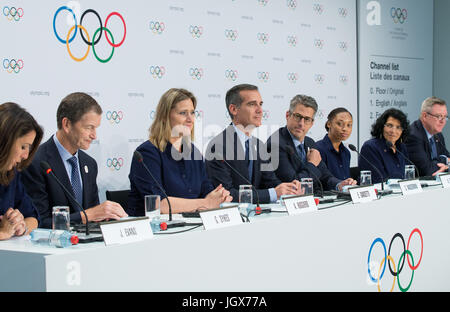 Lausanne, Schweiz. 11. Juli 2017. Eric Garcetti (4 L), Bürgermeister von Los Angeles, besucht eine Pressekonferenz nach der Präsentation der Stadt Los Angeles 2024 Kandidat Einweisung für Internationale Olympische Komitee (IOC) Mitglieder an der SwissTech Convention Centre in Lausanne, Schweiz, 11. Juli 2017. Bildnachweis: Xu Jinquan/Xinhua/Alamy Live-Nachrichten Stockfoto