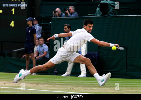 London, UK. 11. Juli 2017.  Nummer 2 Samen Novak Djokovic während sein viertes Vorrundenspiel gegen Adrian Mannarino von Frankreich am Dienstag in Wimbledon. Djokovic gewann das Match. Bildnachweis: Adam Stoltman/Alamy Live-Nachrichten Stockfoto