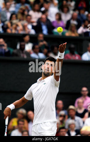 London, UK. 11. Juli 2017.  Nummer 2 Samen Novak Djokovic während sein viertes Vorrundenspiel gegen Adrian Mannarino von Frankreich am Dienstag in Wimbledon. Djokovic gewann das Match. Bildnachweis: Adam Stoltman/Alamy Live-Nachrichten Stockfoto