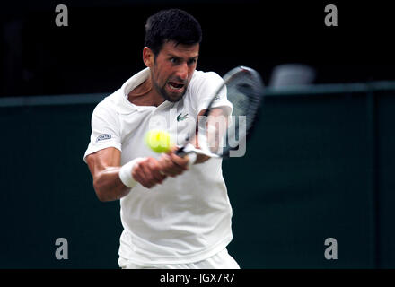 London, UK. 11. Juli 2017.  Nummer 2 Samen Novak Djokovic während sein viertes Vorrundenspiel gegen Adrian Mannarino von Frankreich am Dienstag in Wimbledon. Djokovic gewann das Match. Bildnachweis: Adam Stoltman/Alamy Live-Nachrichten Stockfoto
