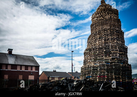 Ein großer Loyalist Lagerfeuer in der Nähe von Häusern in East Belfast gebaut Stockfoto