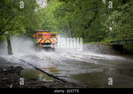 Oxton, Nottinghamshire, UK:11th Juli 2017: Ein Wasser-Ford auf der River Dove Beck in der Nähe des Dorfes Oxton beginnt nach kontinuierliche sintflutartigen Regen überzulaufen, Treiber kümmern durchlaufen. Bildnachweis: Ian Francis/Alamy Live-Nachrichten Stockfoto