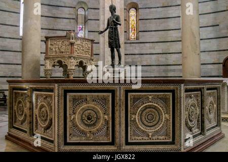 15. Oktober 2004 - Pisa, Italien - eine Bronze-Skulptur des Hl. Johannes des Täufers in der Mitte des reich verzierten achteckigen Schriftart und der berühmten Kanzel von Nicola Pisano (auf der linken Seite) beide stammen aus den 1200er. Sie sind innerhalb der mittelalterlichen römisch-katholischen Baptisterium des Johanniterordens auf historischen Piazza dei Miracoli (Platz der Wunder) von Pisa, Italien, Weltkulturerbe der UNESCO Wort und ein beliebtes internationales Touristenziel. (Kredit-Bild: © Arnold Drapkin über ZUMA Draht) Stockfoto