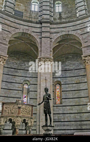 15. Oktober 2004 - Pisa, Italien - eine Bronze-Skulptur des Hl. Johannes des Täufers in der Mitte des reich verzierten achteckigen Schriftart und der berühmten Kanzel von Nicola Pisano (auf der linken Seite) beide stammen aus den 1200er. Sie sind innerhalb der mittelalterlichen römisch-katholischen Baptisterium des Johanniterordens auf historischen Piazza dei Miracoli (Platz der Wunder) von Pisa, Italien, Weltkulturerbe der UNESCO Wort und ein beliebtes internationales Touristenziel. (Kredit-Bild: © Arnold Drapkin über ZUMA Draht) Stockfoto