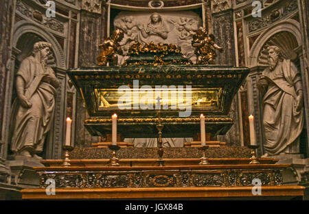 15. Oktober 2004 - saint-Pisa, Italien - Altar Grab des Heiligen Rainerius, der Patron von Pisa und von Reisenden in der mittelalterlichen römisch-katholischen Kathedrale von Pisa (Duomo di Pisa), die Piazza dei Miracoli (Platz der Wunder) in Pisa, Italien, ein beliebtes internationales Touristenziel. (Kredit-Bild: © Arnold Drapkin über ZUMA Draht) Stockfoto