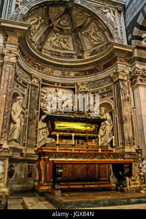 15. Oktober 2004 - saint-Pisa, Italien - Altar Grab des Heiligen Rainerius, der Patron von Pisa und von Reisenden in der mittelalterlichen römisch-katholischen Kathedrale von Pisa (Duomo di Pisa), die Piazza dei Miracoli (Platz der Wunder) in Pisa, Italien, ein beliebtes internationales Touristenziel. (Kredit-Bild: © Arnold Drapkin über ZUMA Draht) Stockfoto