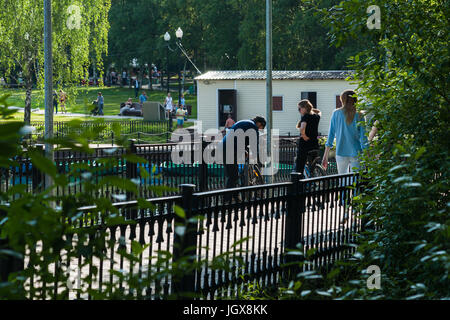 Russische Wetter, Moskau. Dienstag, 11. Juli 2017. Einen warmen und sonnigen Tag in Moskau nach der Folge des kalten und regnerischen Wochen. Die Temperatur über +24C (+ 75F). Können wir hoffen, setzt das Sommerwetter fair endlich? Die Leute gehen im Freien zu den Parks, in der Sonne, in der lokalen Teich schwimmen und nur ein Atem von Frischluft zu backen. Unbekannte Menschen in den Park am Teich. Bildnachweis: Alex Bilder/Alamy Live-Nachrichten Stockfoto