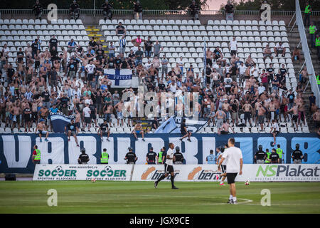 Belgrad, Serbien. 11. Juli 2017. Belgrad, Serbien - 11. Juli 2017: Fans von FK Buducnost Podgorica in Aktion während des UEFA Champions League Qualifikation Spiels zwischen FK Partizan und FK Buducnost Podgorica Partizan Stadium am 11. Juli 2017 in Belgrad, Serbien. Bildnachweis: Nikola Krstic/Alamy Live-Nachrichten Stockfoto