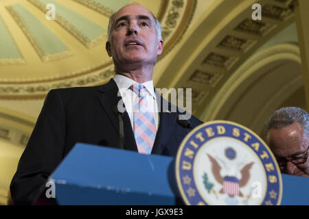 Washington, District Of Columbia, USA. 11. Juli 2017. Senator BOB CASEY (D -PA) spricht zu den Reportern während einer Pressekonferenz auf dem Capitol Hill auf Dienstag, 11. Juli 2017. Die Senatoren diskutierten republikanischen Pläne, die August-Aussparung zu verschieben, um Gesundheitsreform bestehen. Sie erklärten, dass das Thema Republikaner Gesicht ist nicht an der Zeit, es ist die Substanz der Rechnung. Bildnachweis: Alex Edelman/ZUMA Draht/Alamy Live-Nachrichten Stockfoto