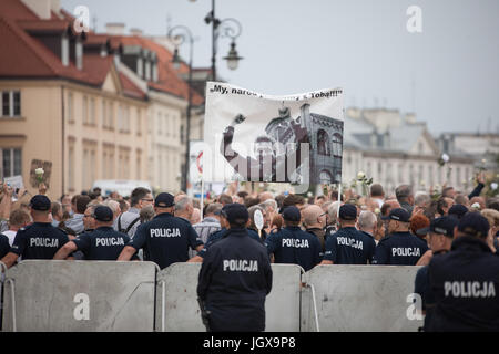 Warschau, Polen. 10. Juli 2017. Kaczynski monatliche Erinnerung an den Flugzeugabsturz von Smolensk. Demonstration am 10. Juli 2017 in Warschau, Polen. Ultimative Polizeikräfte und der oppositionellen Contr-Manifestation (Obywatele RP) Kredit: Szymon Mucha/Alamy Live News Stockfoto