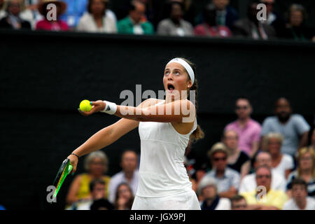 London, UK. 11. Juli 2017. Wimbledon Tennis: London, 11. Juli 2017 - Jelena Ostapenko Lettland dienen in ihrem vierten Vorrundenspiel gegen Venus Williams am Dienstag auf dem Centre Court in Wimbledon. Williams gewann das Spiel, um das Halbfinale Kredit zu gelangen: Adam Stoltman/Alamy Live News Stockfoto