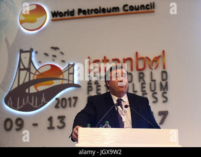 Istanbul, Türkei. 11. Juli 2017. Patrick Pouyanne, CEO von Frankreich insgesamt, hält eine Rede während des World Petroleum Congress in Istanbul, Türkei, am 11. Juli 2017. Die weltweite Investitionen in Energie sank um 12 Prozent im Jahr 2016, während Ausgaben für saubere Energie ein neues Rekordhoch, Treffen der internationalen Energie Agentur (IEA) erklärte am Dienstag in seinem Bericht auf dem 22. World Petroleum Congress. Bildnachweis: He Canling/Xinhua/Alamy Live-Nachrichten Stockfoto