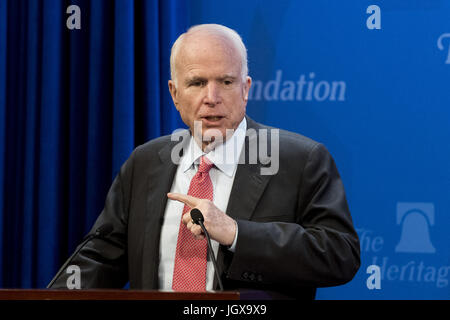 Washington, DC, USA. 11. Juli 2017. Senator John McCain bei der Heritage Foundation in Washington, DC am 11. Juli 2017. Bildnachweis: Michael Brochstein/ZUMA Draht/Alamy Live-Nachrichten Stockfoto