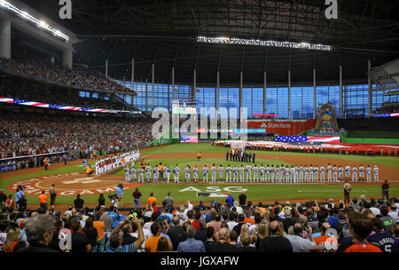 Miami, Florida, USA. 11. Juli 2017. WILL VRAGOVIC | Times.Teams Lineup entlang der Baselines für das Singen der Nationalhymne vor dem All-Star Game im Marlins Park in Miami, Florida am Dienstag, 11. Juli 2017. Bildnachweis: Willen Vragovic/Tampa Bay Times / ZUMA Draht/Alamy Live News Stockfoto