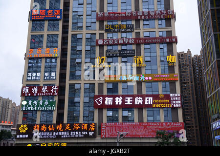 Guiyang, Guiyang, China. 11. Juli 2017. Guiyang, CHINA-11. Juli 2017: (nur zur redaktionellen Verwendung. CHINA HERAUS). Dutzende von Hotels ist in einem Gebäude in Guiyang, Südwesten Chinas Provinz Guizhou ersichtlich. Bildnachweis: SIPA Asien/ZUMA Draht/Alamy Live-Nachrichten Stockfoto